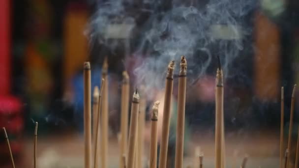 Płonące Kadzidełka Świątyni Tradycyjna Oferta Świątyni Buddyjskiej Hinduskiej — Wideo stockowe
