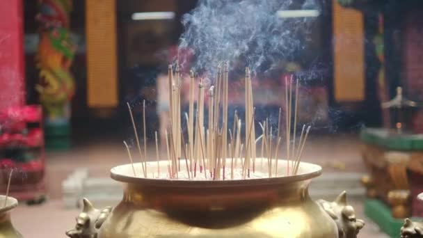 Tömjén Füstölőt Éget Templomban Hagyományos Felajánlás Buddhista Hindu Templomban — Stock videók