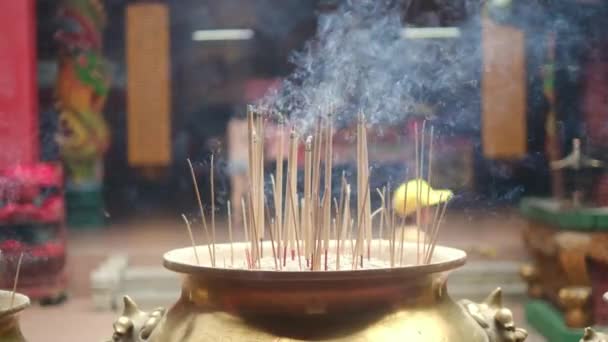 Καίγοντας Θυμίαμα Τζος Κολλάει Στο Ναό Παραδοσιακή Προσφορά Στο Ναό — Αρχείο Βίντεο