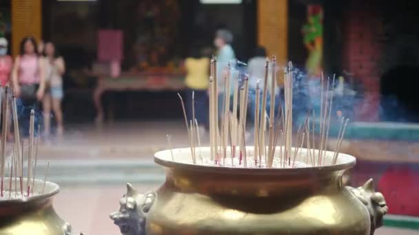 Сожжение Благовоний Джосс Палками Храме Традиционное Подношение Буддийском Индуистском Храмах — стоковое видео