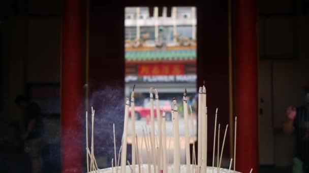 Quemando Palitos Incienso Templo Ofrenda Tradicional Templo Budista Hindú — Vídeos de Stock