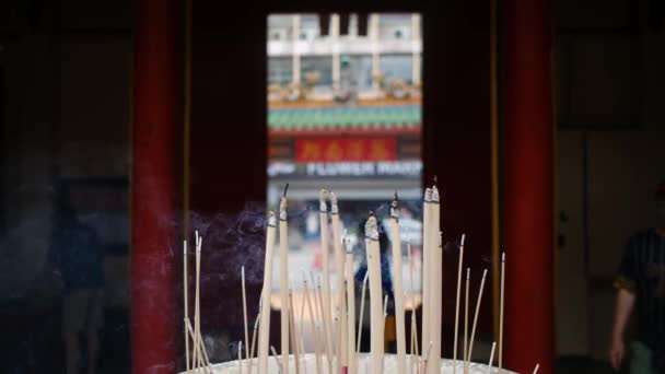 寺院では焼香のジョスが刺される 仏教とヒンドゥー教の寺院での伝統的な提供 — ストック動画