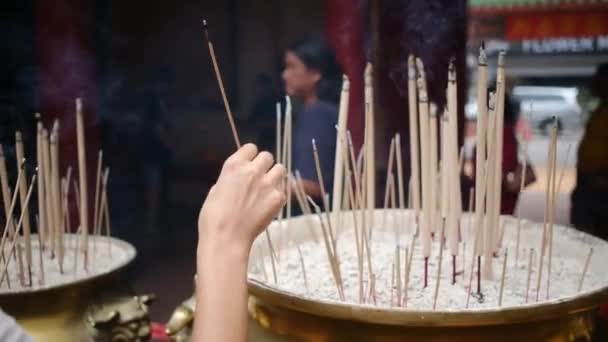 Het Verbranden Van Wierookstokjes Tempel Traditioneel Aanbod Boeddhistische Hindoetempel — Stockvideo
