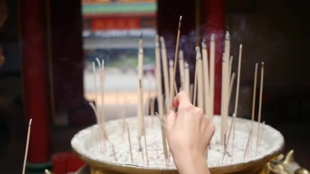Quemando Palitos Incienso Templo Ofrenda Tradicional Templo Budista Hindú — Vídeo de stock