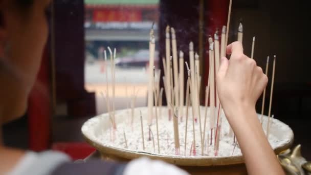Brûler Des Bâtonnets Encens Temple Offrande Traditionnelle Dans Temple Bouddhiste — Video