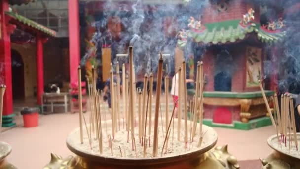 Tömjén Füstölőt Éget Templomban Hagyományos Felajánlás Buddhista Hindu Templomban — Stock videók