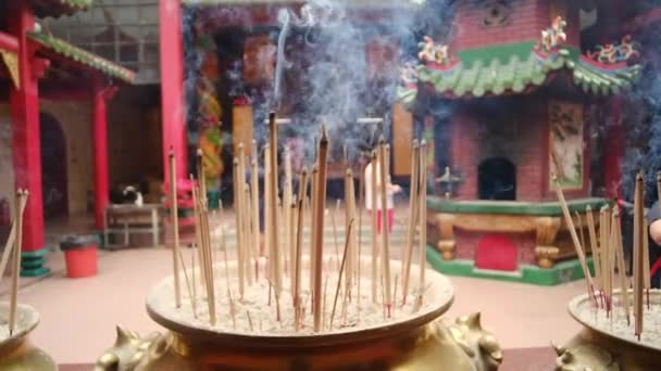 寺院では焼香のジョスが刺される 仏教とヒンドゥー教の寺院での伝統的な提供 — ストック動画