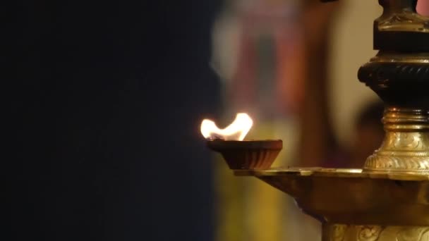 Fiamma Candela Primo Piano Nel Tempio Indiano Una Festa Religiosa — Video Stock