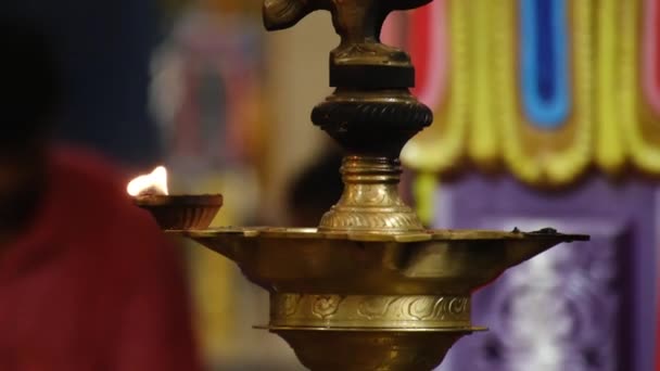 Gros Plan Flamme Bougie Dans Temple Indien Lors Festival Religieux — Video