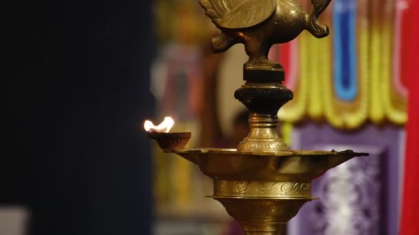 Κερί Φλόγα Γκρο Πλαν Στον Ινδικό Ναό Ένα Θρησκευτικό Φεστιβάλ — Αρχείο Βίντεο
