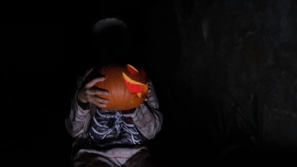 Chlapec Drží Vyřezávané Halloween Dýně Světlem — Stock video
