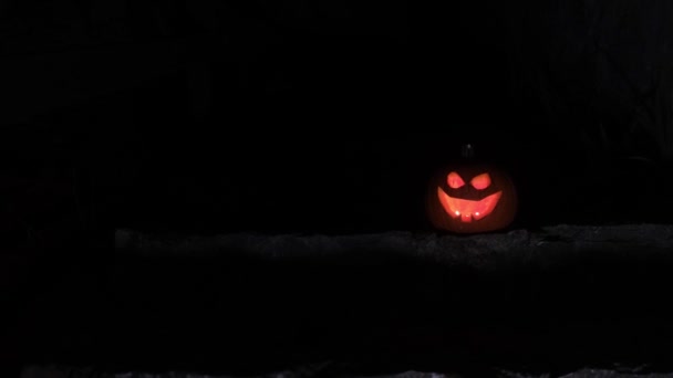 Alev Ile Içinde Oyulmuş Halloween Kabak Işıkları — Stok video