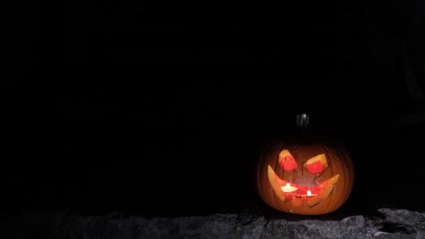 Gesneden Halloween Pompoen Lichten Binnen Met Vlam — Stockvideo