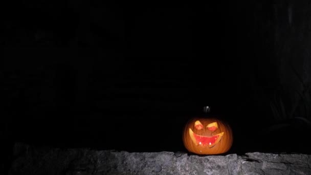 Вырезанный Хэллоуин Тыквы Огни Внутри Пламенем — стоковое видео