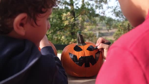 Kinderen Tekenen Halloween Pompoenen — Stockvideo