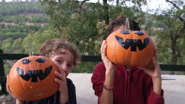 Cadılar Bayramı Balkabaklarıyla Oynayan Çocuklar — Stok video