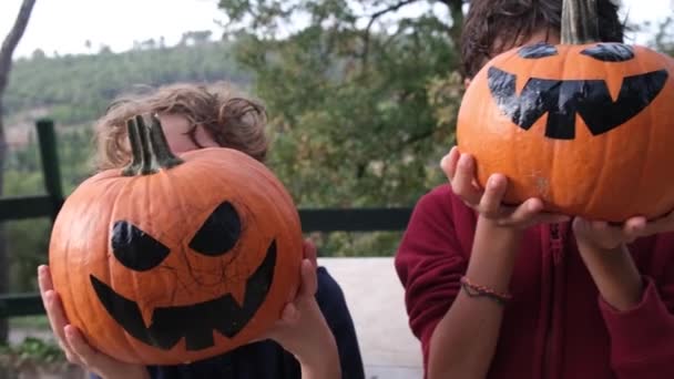 Kinderen Spelen Met Halloween Pompoenen — Stockvideo