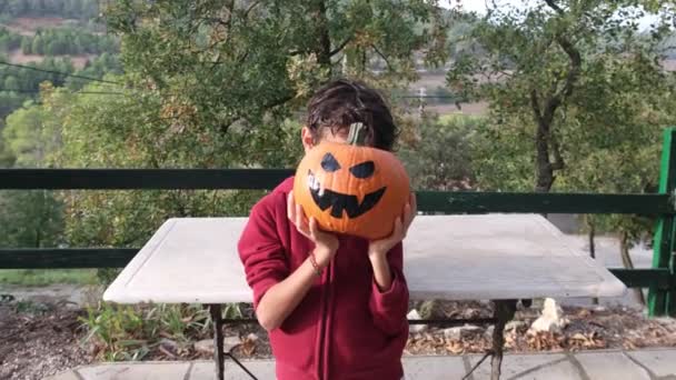 Ragazzo Che Tiene Zucca Halloween — Video Stock