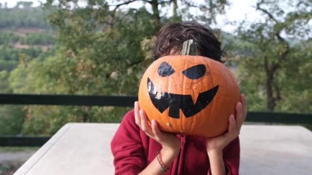 Jongen Met Halloween Pompoen — Stockvideo