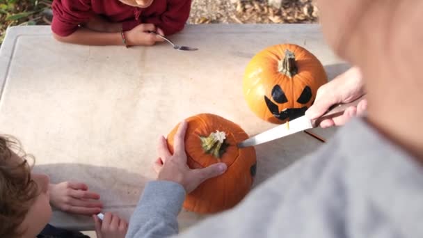 Preparando Calabazas Para Halloween Madre Haciendo Calabazas Halloween — Vídeos de Stock