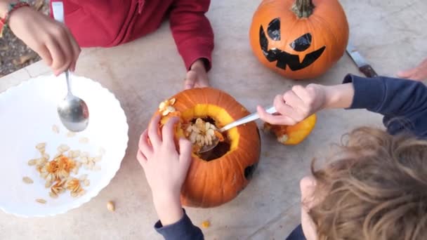 Tököket Készítek Elő Halloweenre Anya Halloween Sütőtök — Stock videók