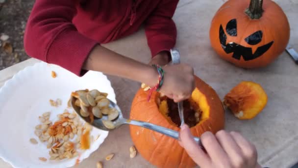 Preparar Abóboras Para Halloween Mãe Fazendo Abóboras Halloween — Vídeo de Stock