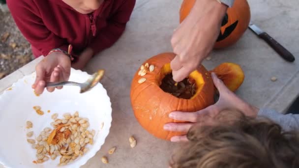 Pompoenen Klaarmaken Voor Halloween Moeder Maakt Halloween Pompoenen — Stockvideo