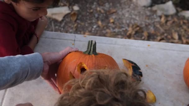 Pompoenen Klaarmaken Voor Halloween Moeder Maakt Halloween Pompoenen — Stockvideo