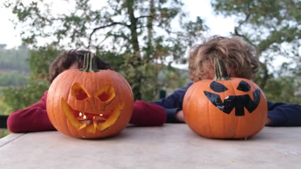 Děti Hrající Halloween Dýněmi — Stock video