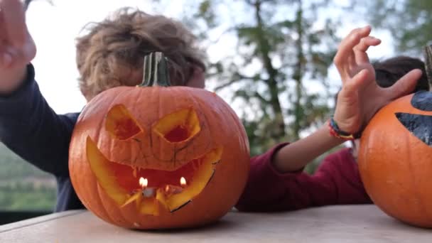 Cadılar Bayramı Balkabaklarıyla Oynayan Çocuklar — Stok video