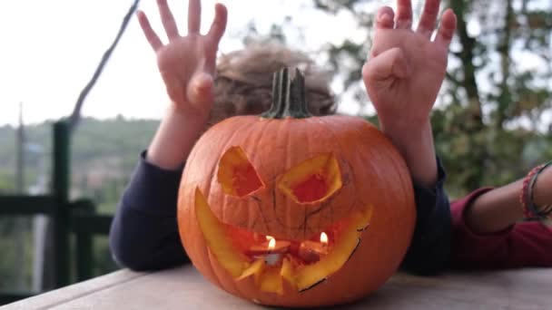 Kinderen Spelen Met Halloween Pompoenen — Stockvideo