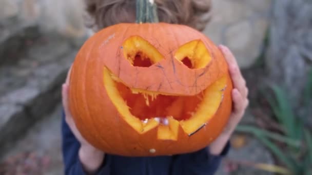 Мальчик Играет Тыквами Хэллоуин — стоковое видео