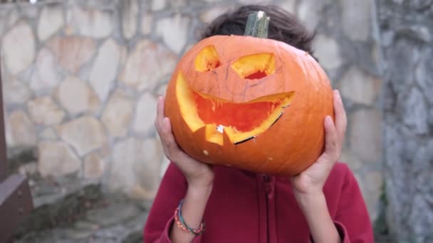 Jongen Spelen Met Halloween Pompoenen — Stockvideo