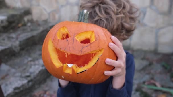 Chlapec Hraje Halloween Dýně — Stock video