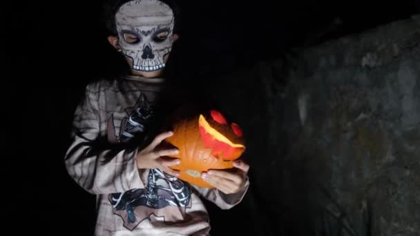 男孩穿着可怕的僵尸服装和南瓜在一起 — 图库视频影像