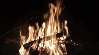 Evde şöminedeki ateş Noel 'i kutluyor. İç gözlem alevleri yavaş çekim.