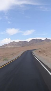 Çölde boş bir yol.