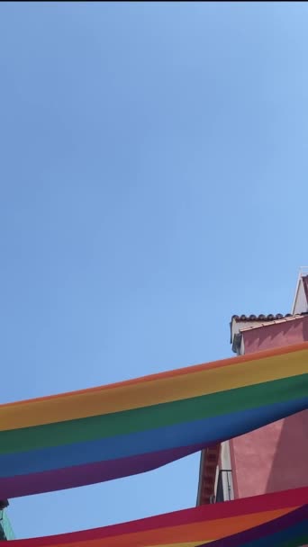 Bandeira Orgulho Arco Íris Bandeira Soprando Vento Montado Edifícios — Vídeo de Stock