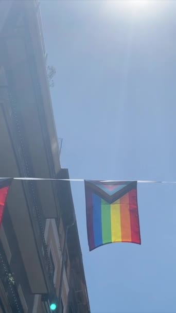 Banner Orgullo Bandera Arco Iris Soplando Viento Montado Los Edificios — Vídeo de stock