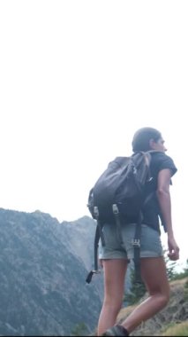 Doğanın Harikaları İçin Kadın Arayışı. Doğa harikaları arayışında bir kadına katılın, dağlarda yürüyüş yaparken, büyük açık havanın özgürlüğünü kucaklarken.