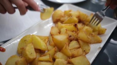 Kızarmış patateslerin beyaz tabağını kapatın.