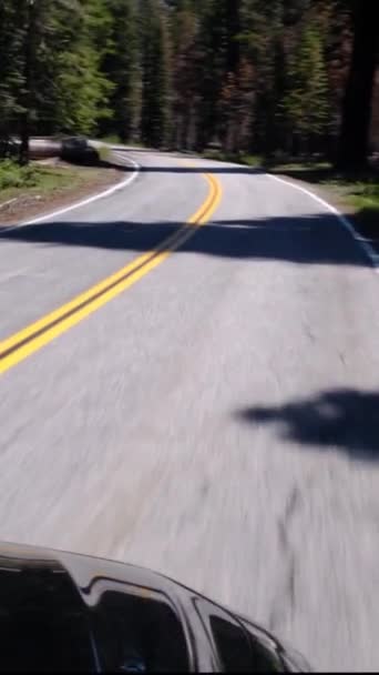 汽车前部的摄像机拍摄的Pov 它穿过美丽的空旷的山路 — 图库视频影像