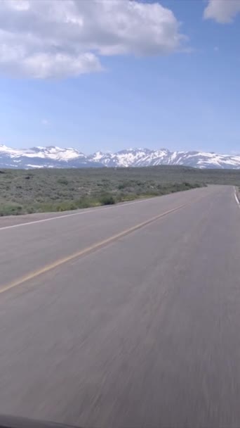 Bir Aracın Önüne Bağlı Bir Kameradan Pov Görüntüsü Dağlardaki Güzel — Stok video