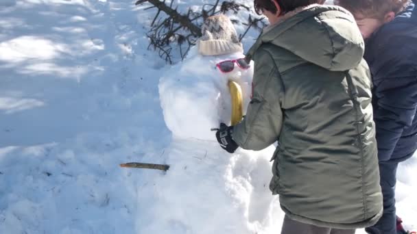 Счастливые Дети Играют Снегу Делают Снеговика — стоковое видео