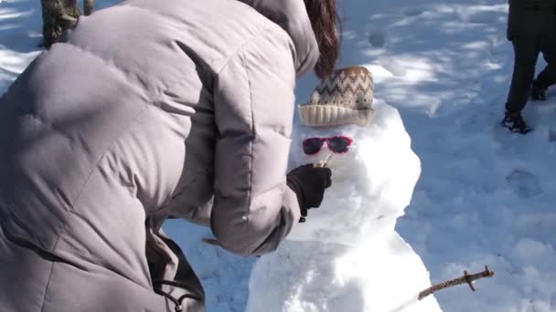 Щасливі Діти Грають Снігу Роблять Сніговика — стокове відео