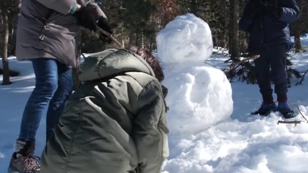 Gelukkige Kinderen Spelen Sneeuw Maken Sneeuwpop — Stockvideo