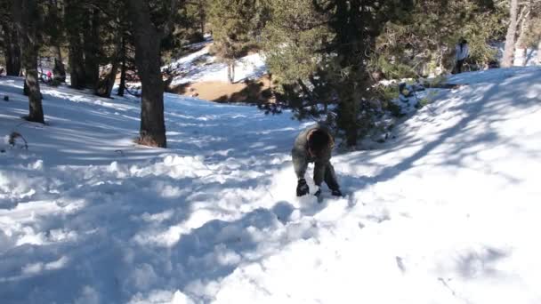 快乐的孩子在雪地里玩耍 堆雪人 — 图库视频影像