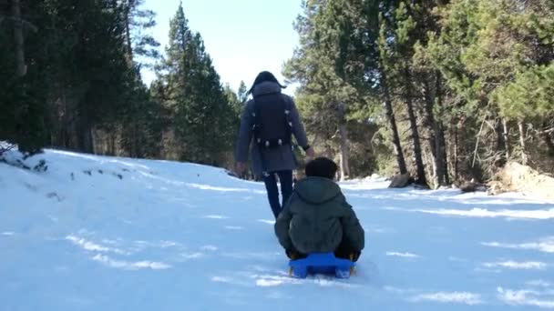 Meleg Téli Ruhás Fut Boldog Gyerekeket Húz Szánkón — Stock videók