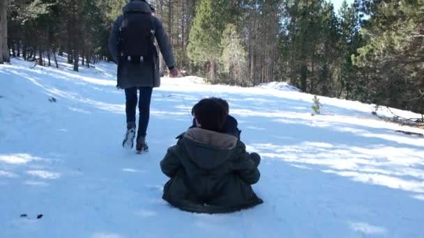 Meleg Téli Ruhás Fut Boldog Gyerekeket Húz Szánkón — Stock videók
