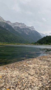 Dağlardaki güzel göl manzarası 